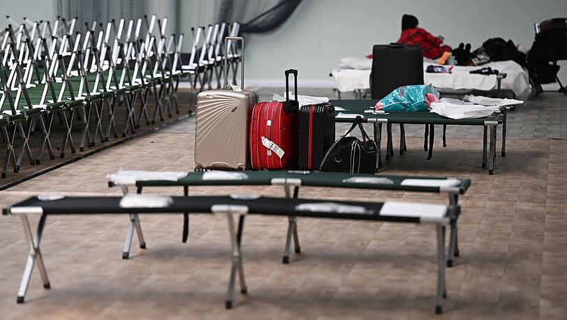 Notbetten stehen in einer Frankfurter Sporthalle für ukrainische Kriegsflüchtlinge bereit.