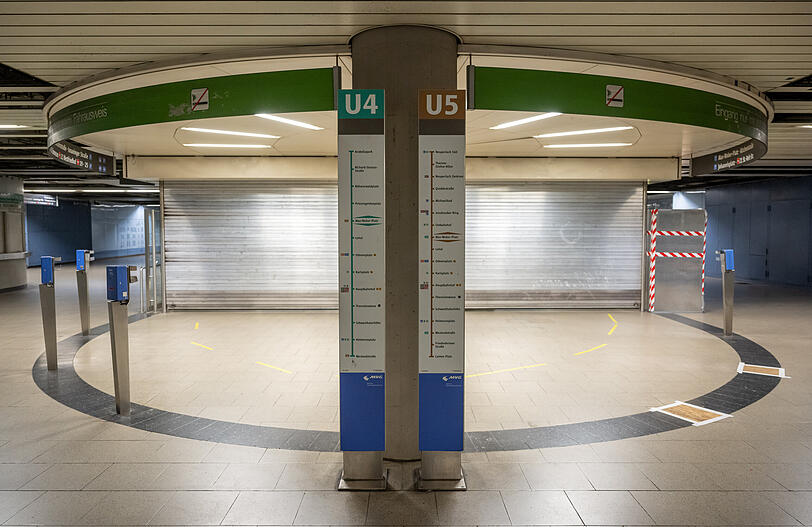 Mit Rolltoren sind die Eingänge zum U-Bahnhof Max-Weber-Platz versperrt.