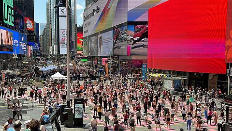 Anlass für das Massen-Yoga ist der Welt-Yoga-Tag am 21. Juni.