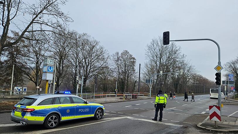 Polizisten mussten teils den Verkehr an ausgefallenen Ampeln regeln.
