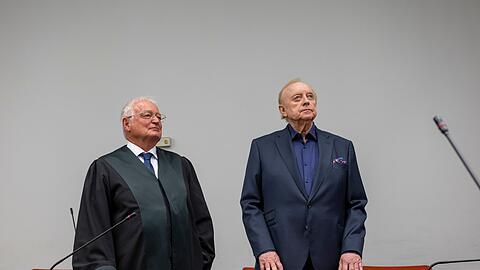Hans-Joachim Eckert (l) arbeitet auch heute noch vor Gericht. (Archivbild)