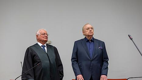Hans-Joachim Eckert (l) arbeitet auch heute noch vor Gericht. (Archivbild)