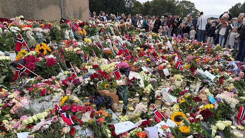 Ein Blumenmeer säumt den Schlossplatz in Oslo nach dem Tod des norwegischen Monarchen. Ein Blumenmeer säumt den Schlossplatz in Oslo nach dem Tod des norwegischen Monarchen.