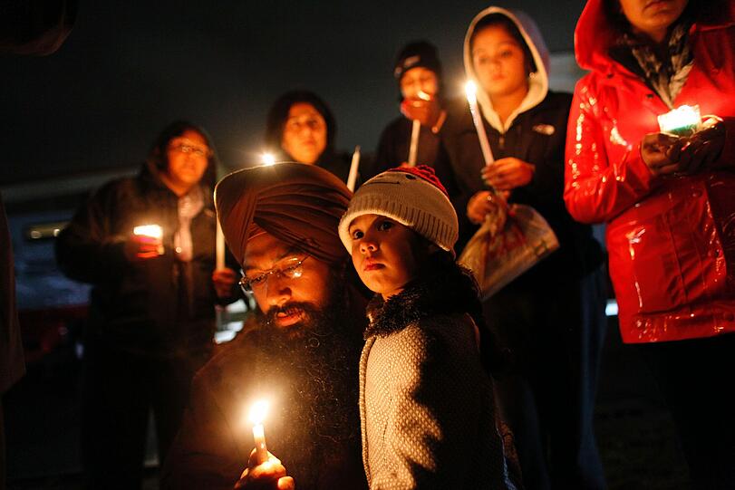 Viele Menschen kamen nach Newtown und zündeten Kerzen für die Opfer an.