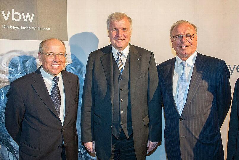 Stabwechsel: Ministerpräsident Horst Seehofer mit Randolf Rodenstock (r.) und Alfred Gaffal.
