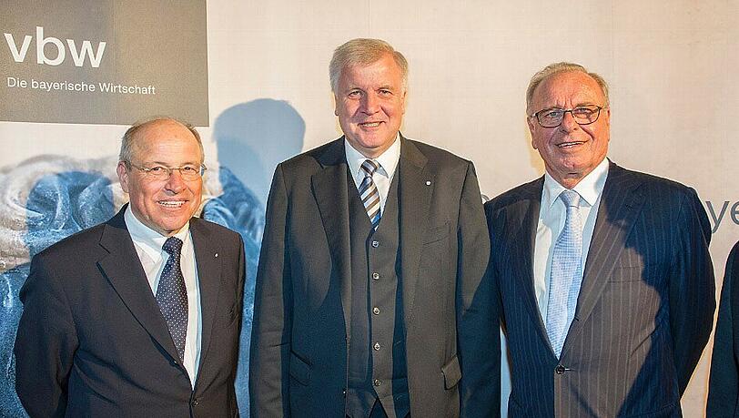 Stabwechsel: Ministerpräsident Horst Seehofer mit Randolf Rodenstock (r.) und Alfred Gaffal. Stabwechsel: Ministerpräsident Horst Seehofer mit Randolf Rodenstock (r.) und Alfred Gaffal.