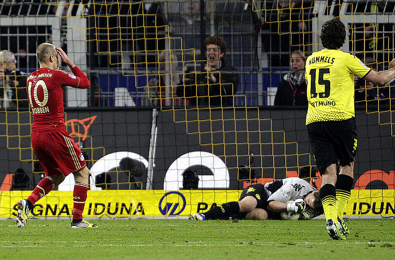 11. April 2012, Bundesliga: Dortmund - FC Bayern 1:0

Elfmeter verschossen, Großchance vergeben, Abseits aufgehoben - an dem schwarzen Abend verspielt Pechvogel Arjen Robben mit dem FC Bayern endgültig die Meisterschaft. Wie im November wäre auch diesmal mehr drin gewesen, aber wieder hat Dortmund die Nase vorn.