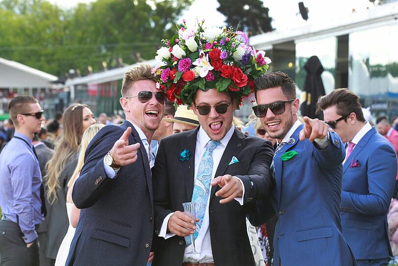 Da wurde das Galopprennen zur Nebensache: Die wilde Saufparty der Pferdefans beim Melbourne Cup in Australien.