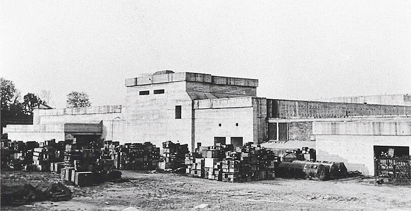 Der damals noch freistehende BMW-Hallenbunker Ende des Krieges 1945.