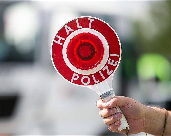 Die Polizei fasst auf der A3 bei einer Lkw-Kontrolle einen verurteilten Mörder, der bereits aus Deutschland abgeschoben wurde. (Symbolbild)