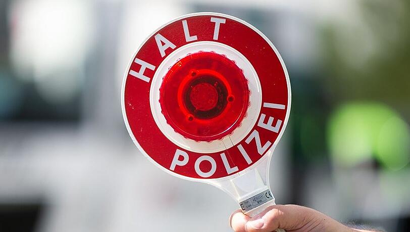 Bei einer Kontrolle erwischten die Polizisten einen 18-Jährigen, der unter Drogeneinfluss Auto fuhr. (Symbolbild) Bei einer Kontrolle erwischten die Polizisten einen 18-Jährigen, der unter Drogeneinfluss Auto fuhr. (Symbolbild)