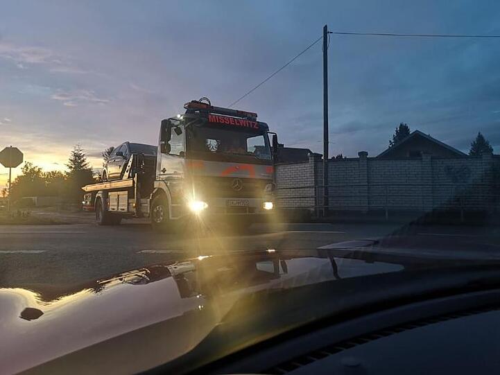 Das mutmaßliche Auto des Täters wird nahe Wiedersdorf/Landsberg abgeschleppt.