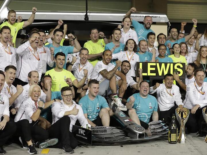 Lewis Hamilton (M) und Team Mercedes jubeln nach der erfolgreichen Saison, die mit dem sechsten WM-Titel für Hamilton zu Ende ging.