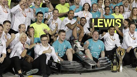 Lewis Hamilton (M) und Team Mercedes jubeln nach der erfolgreichen Saison, die mit dem sechsten WM-Titel für Hamilton zu Ende ging.