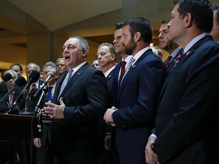 Gut zwei Dutzend republikanische US-Abgeordnete haben mit lautstarkem Protest die Anhörung einer hochrangigen Mitarbeiterin des Verteidigungsministeriums in der Ukraine-Affäre gestört.
