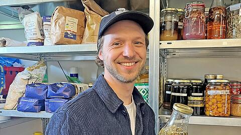 Hier wird nahezu alles selbst gemacht: Rico Birndt in der Speisekammer seines neuen Restaurants "June" in Feldwies am Chiemsee.