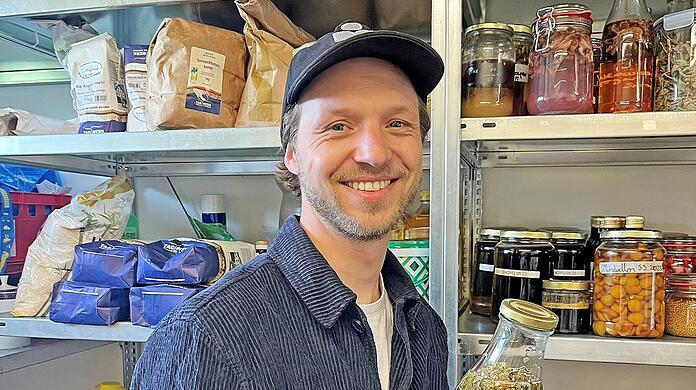 Hier wird nahezu alles selbst gemacht: Rico Birndt in der Speisekammer seines neuen Restaurants "June" in Feldwies am Chiemsee.