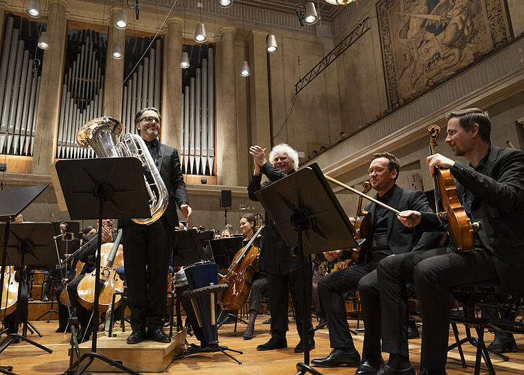 Simon Rattle und der Tubist Stefan Tischler