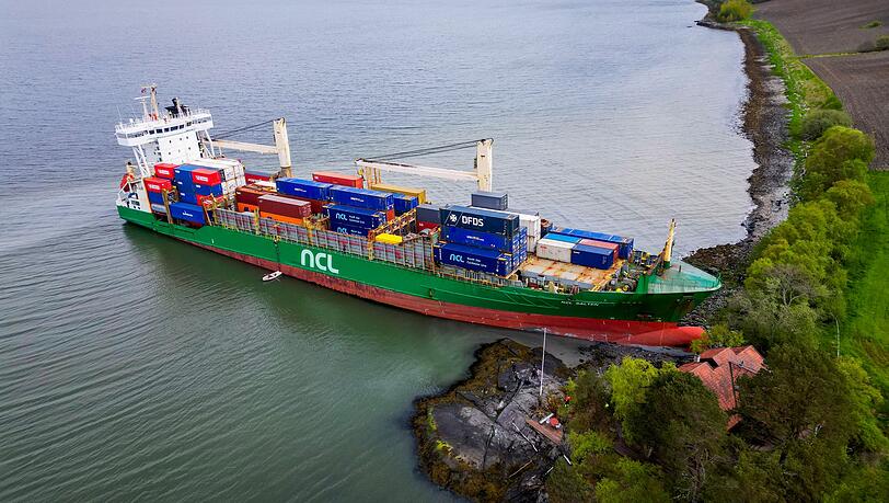 Ein Containerschiff ist in Norwegen kurz vor einem Haus am Wasser zum Stehen gekommen.