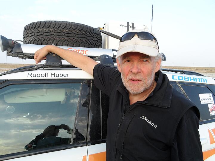 Personalisierter Untersatz: AZ-Reporter Rudolf Huber vor &bdquo;seinem&ldquo; Range Rover Evoque...