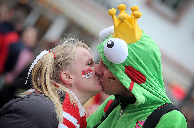 Die Karnevalszeit hat begonnen! Klicken Sie sich durch die ersten Bilder der Weiberfastnacht in Köln!