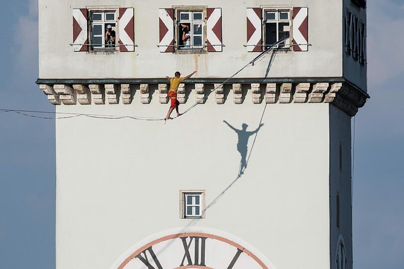 169 Meter spannte sich die Slackline zwischen dem Turm der Basilika St. Jakob und dem Stadtturm.
