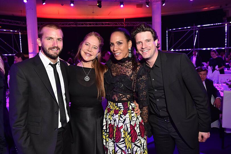Doreen Dietel mit Freund Tobias Guttenberg, Barbara Becker und Juan Salaberry