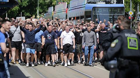 Angeheizte Stimmung: Die Löwen Ultras ziehen am Sonntag vor das Grünwalder Stadion. (Symbolbild vom Sonntag)