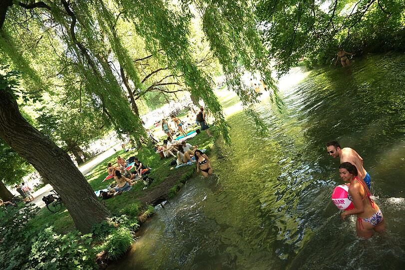 Und hier hüpfen die Münchner in den kühlen Eisbach.