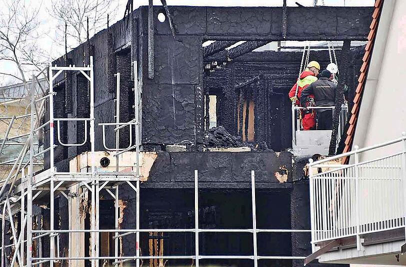 Am frühen Donnerstagmorgen kam es zu einem Brand auf einer Baustelle in der Von-Kahr-Straße. Der Rohbau eines Mehrfamilienhauses wurde komplett zerstört.
