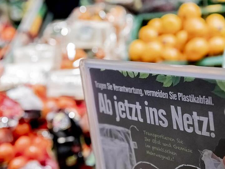 "Ab jetzt ins Netz!" steht an einer Frischobst-Theke. Immer mehr Supermärkte bieten Mehrwegnetze an.