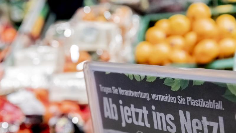 "Ab jetzt ins Netz!" steht an einer Frischobst-Theke. Immer mehr Supermärkte bieten Mehrwegnetze an. "Ab jetzt ins Netz!" steht an einer Frischobst-Theke. Immer mehr Supermärkte bieten Mehrwegnetze an.