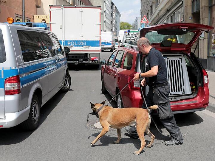 Auch ein Sprengstoffspürhund wurde in Köln eingesetzt.