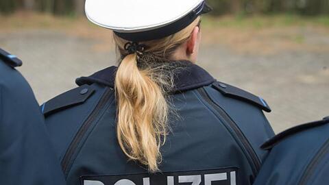 Auf der Jacke einer Auszubildenden ist der Schriftzug "Polizei" zu sehen. Foto: Stefan Sauer/Archiv