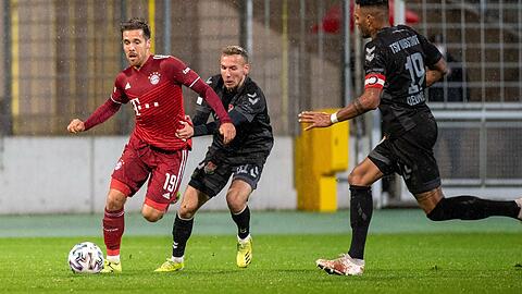 Maximilian Welzmüller (links) - hier im Duell mit Tim Hüttl - brachte den FC Bayern II in der 86. Minute mit 3:2 in Führung - doch der TSV Aubstadt schlug noch einmal zurück.