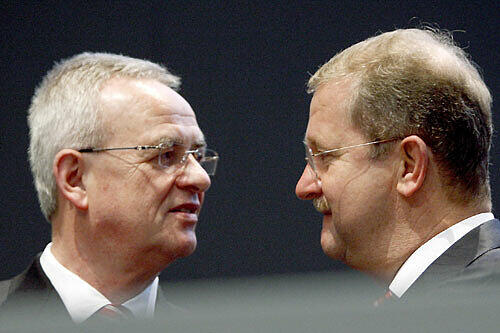 Martin Winterkorn (l.) und Wendelin Wiedeking auf der VW-Hauptversammlung 2008
