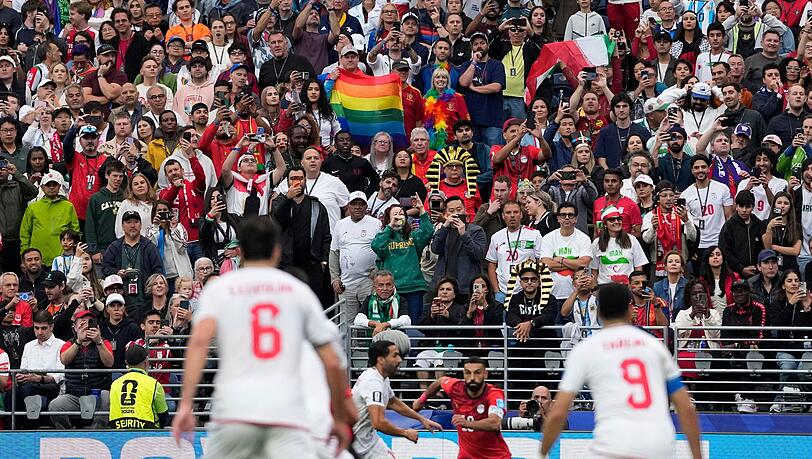 Ein paar Regenbogenfahnen waren auf der Trib&uuml;ne zu sehen.