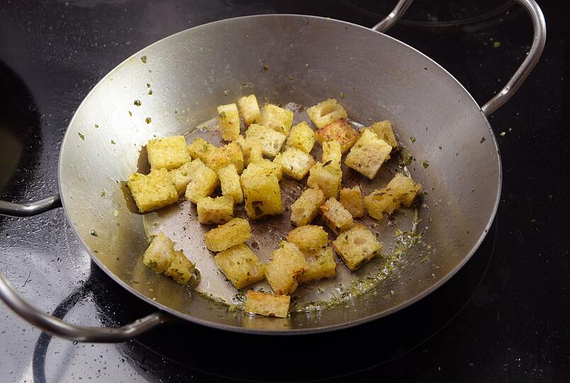 Andere Salatvariationen oder Suppen lassen sich mit Croutons ebenfalls schnell und einfach aufmotzen: W&uuml;rfeln Sie daf&uuml;r das getrocknete Wei&szlig;brot, w&uuml;rzen Sie es nach Geschmack und braten Sie es mit &Ouml;l in einer Pfanne oder auch im Backofen an.