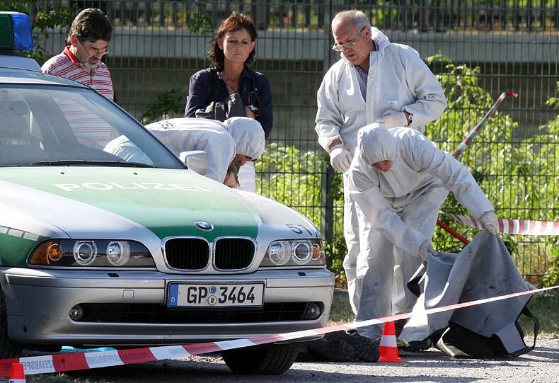 25. April 2007: In Heilbronn wird eine 22-jährige Polizistin tot neben ihrem Streifenwagen gefunden. Hier wird das Auto untersucht.