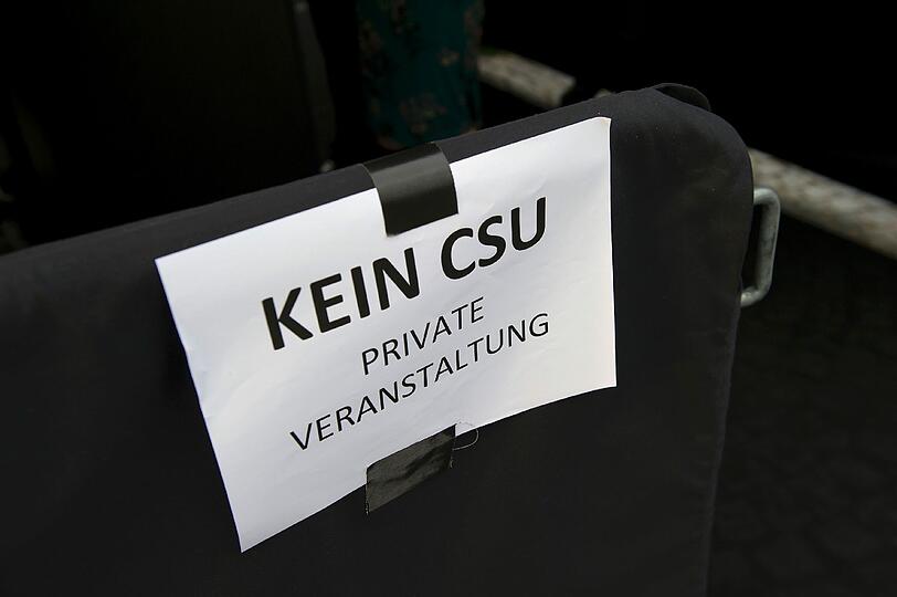 Seehofers Facebook-Party kann man getrost als gefloppt bezeichnen. Statt 2500 geladenen Gästen erschienen gerade mal 500. Böse Zungen behaupten, davon waren 150 Journalisten dabei. Die Bilder vom Event im Münchner P1