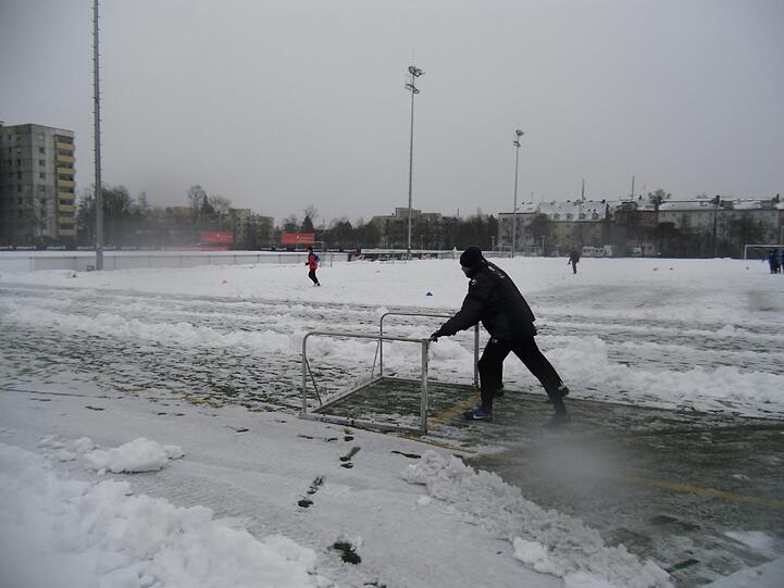 Hart , härter, Alexander Schmidt. Der Trainer des TSV 1860 schickte seine Jungs am Montagvormittag trotz klirrender Kälte, Schneeregen und schneebedeckten Trainingsplätzen raus zum Anschwitzen. Am Abend spielen die Löwen gegen den 1. FC Kaiserslautern. Die Bilder vom Matsch-Training