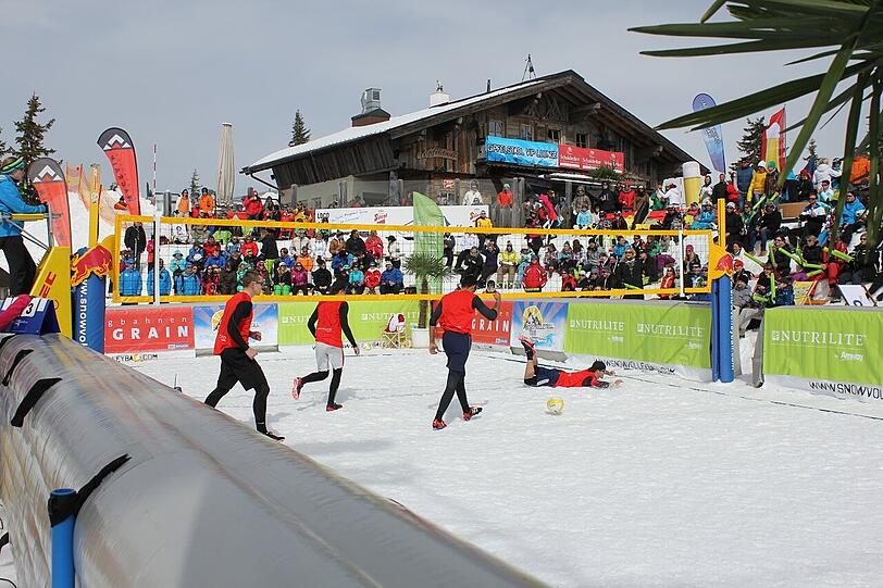 Die besten Bilder vom Turnier der "Snow Volleyball Tour 2013 powered by Amway" auf 1860 Metern Höhe in Wagrain/Österreich.