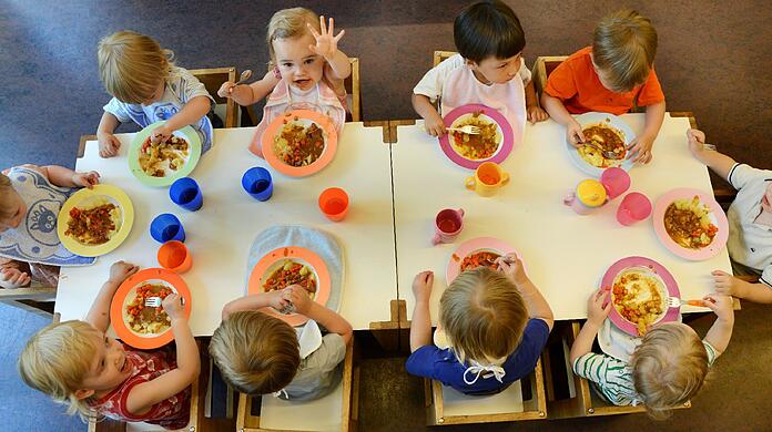 In den Münchner Kitas soll künftig mehr frisch vor Ort gekocht werden.