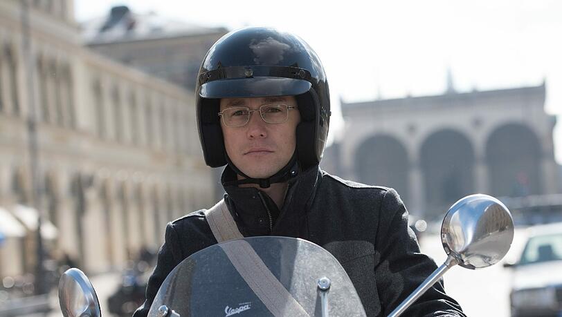 Ed Snowden (Joseph Gordon-Levitt) als amerikanischer Geheimdienstler in Genf, das im Film verdächtig nach München aussieht Ed Snowden (Joseph Gordon-Levitt) als amerikanischer Geheimdienstler in Genf, das im Film verdächtig nach München aussieht