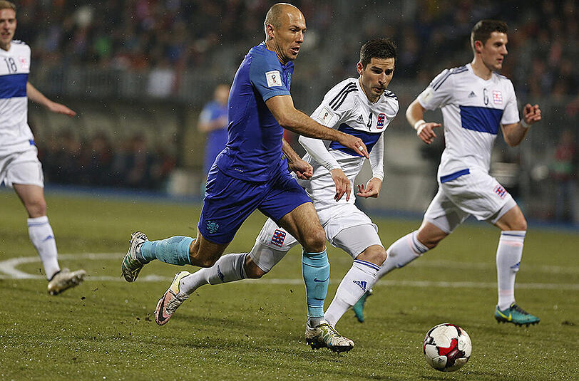 Arjen Robben (links) im Laufduell mit dem Luxemburger Kevin Malget.