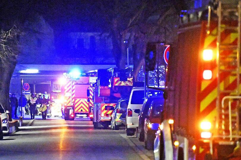 Tödlicher Unfall: Ein 17-Jähriger ist bei München auf einen Güterwaggon geklettert. Er erlitt einen Stromschlag. Augenzeugen hatten zunächst ein Feuer an einem Zug vermutet - Feuerwehr und Polizei rückten mit mehreren Einsatzkräften aus.