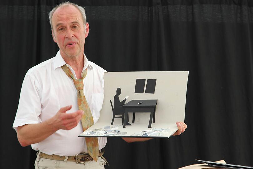 Weltgeschichte mal anders: Jörg Baeseckes Theaterstück &bdquo;Papier.Krieg&ldquo;