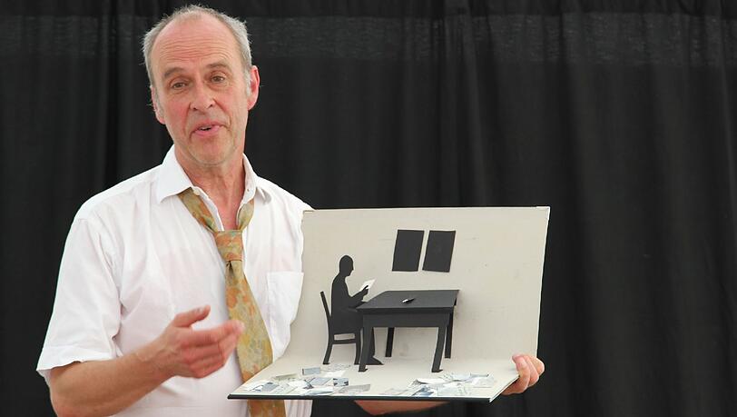 Weltgeschichte mal anders: Jörg Baeseckes Theaterstück „Papier.Krieg“ Weltgeschichte mal anders: Jörg Baeseckes Theaterstück „Papier.Krieg“