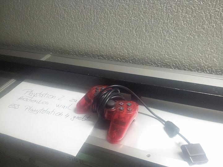 ...aber jemand anders schneller und hat nur den roten Controller liegenlassen. Der spendable Anwohner hätte statt in eine Playstation 4 vielleicht lieber in...
