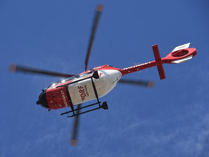 Ein Rettungshubschrauber fliegt in der Luft. Foto: Stefan Sauer/dpa-Zentralbild/ZB/Archiv